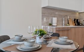 Richmond City Center Brand New 1 Bedroom 4 Guests Apartment